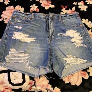 Distressed short shorts